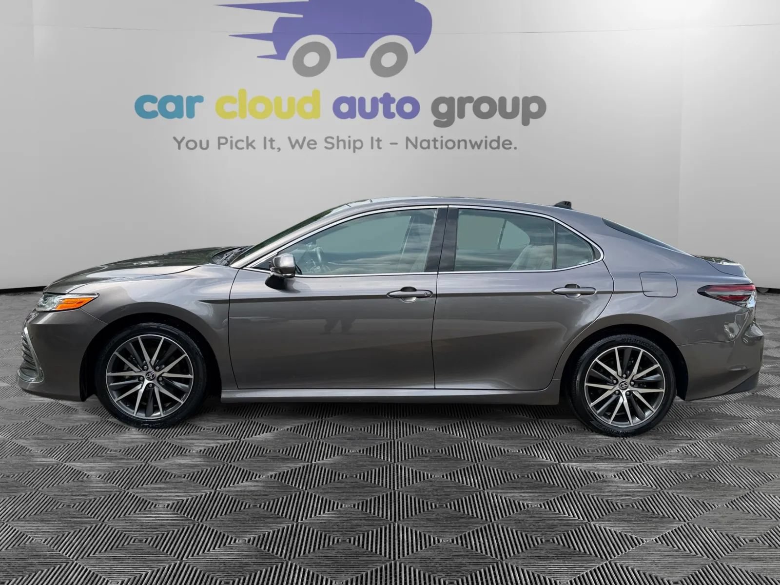 Used 2023 Toyota Camry XLE w/ Navigation Package FWD image 2
