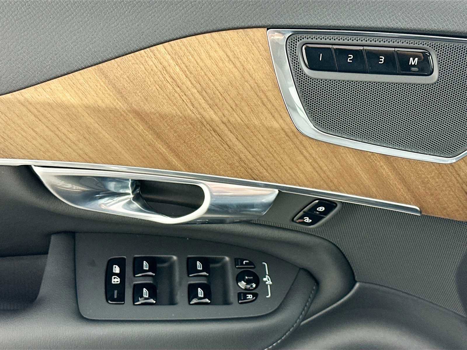 Certified 2025 Volvo XC90 T8 Plus w/ Protection Package Premier image 14