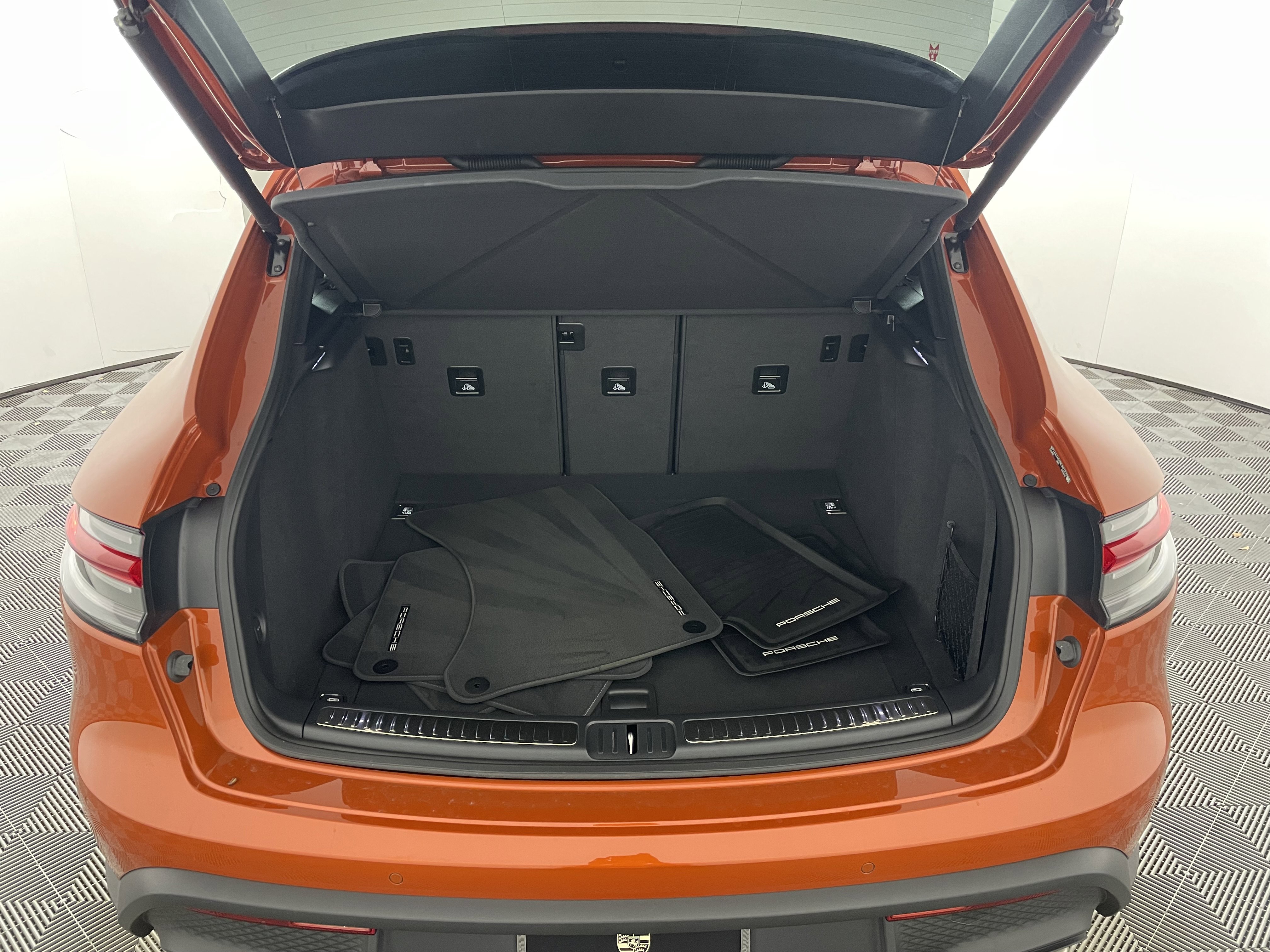 Certified 2022 Porsche Macan AWD/4WD image 21