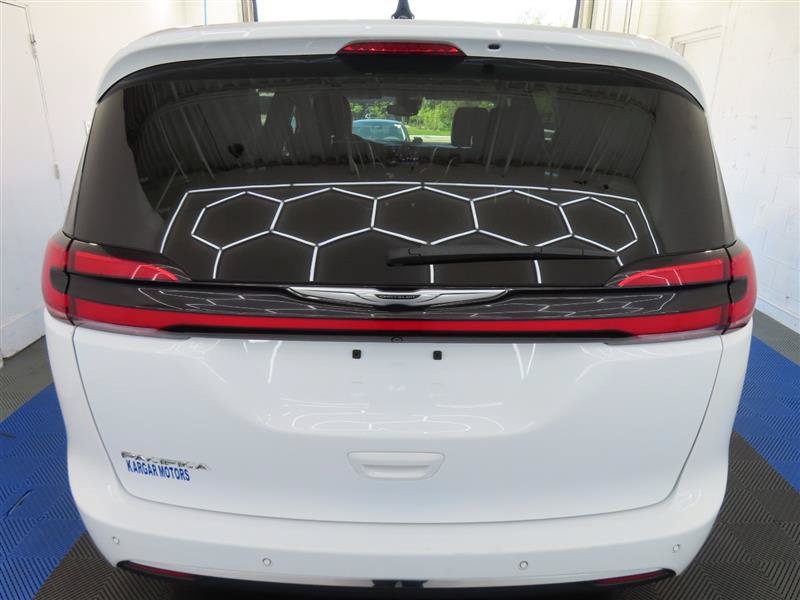 Used 2024 Chrysler Pacifica Touring-L FWD image 11