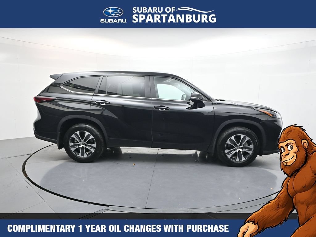 Used 2025 Toyota Highlander XLE AWD/4WD image 9