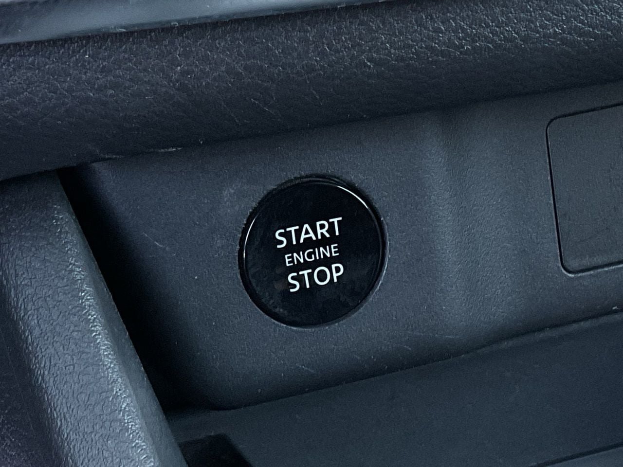 Used 2025 Nissan Rogue SV FWD image 27