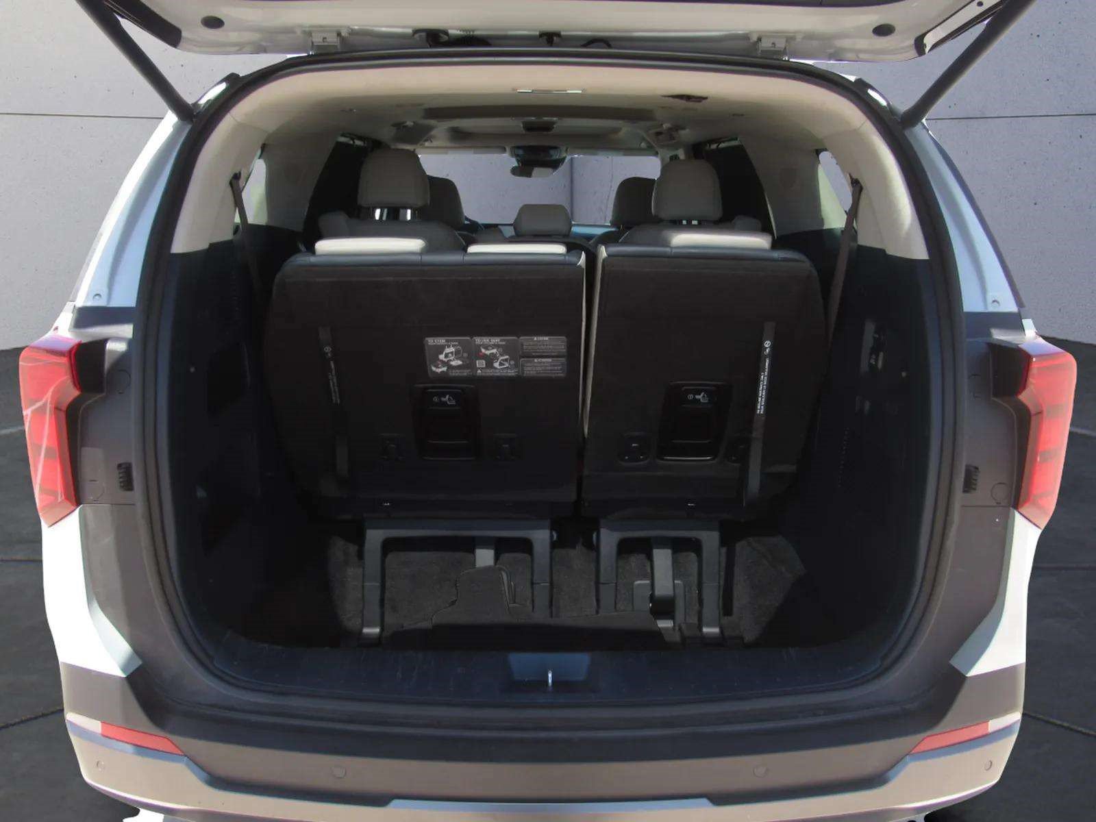 Used 2025 Kia Carnival SX w/ SX Dark Edition Package FWD image 13