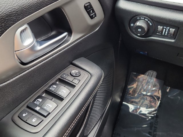 Used 2025 Chrysler Pacifica Select FWD image 39