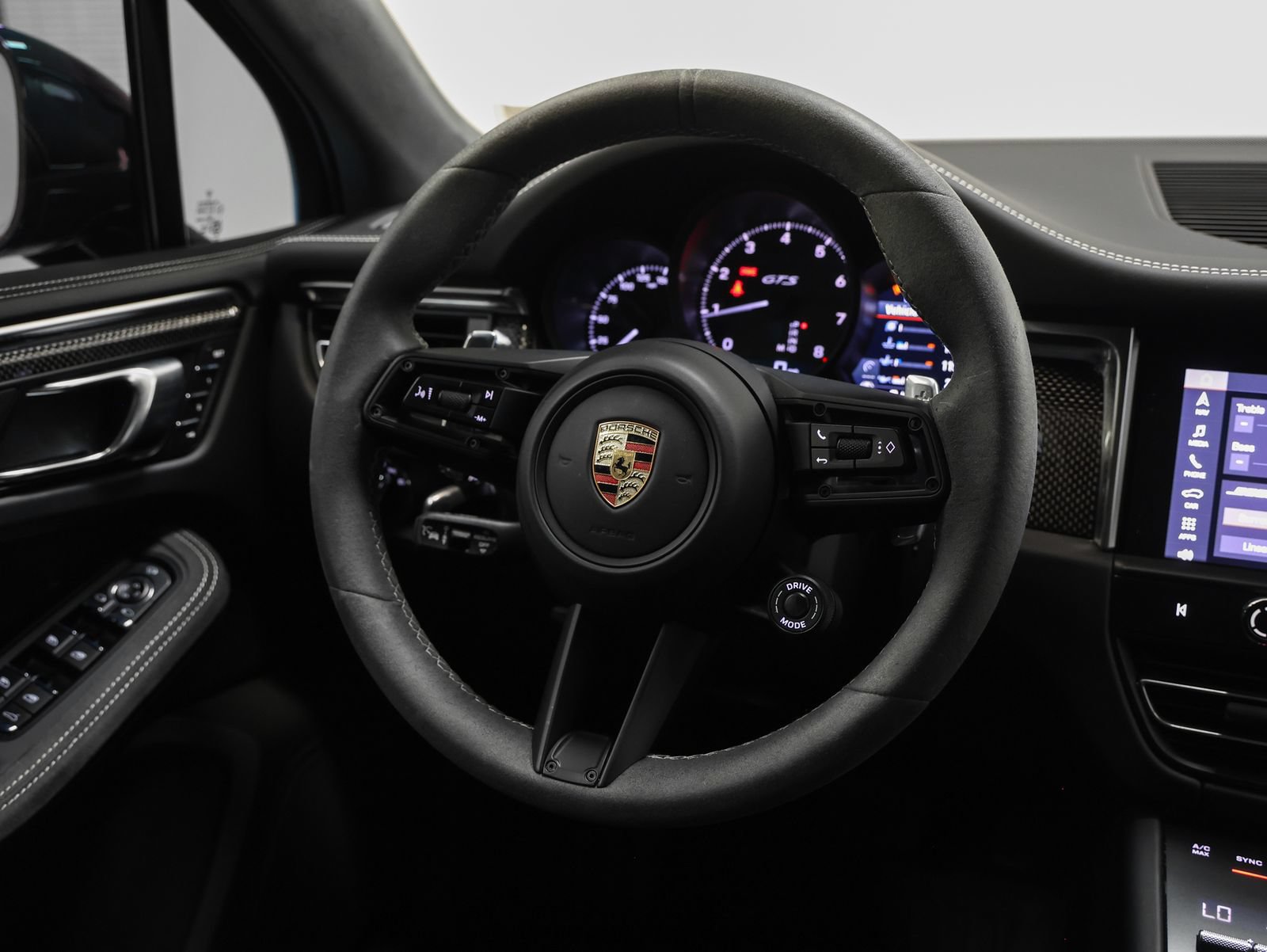 Certified 2024 Porsche Macan GTS w/ GTS Sport Package AWD/4WD image 39