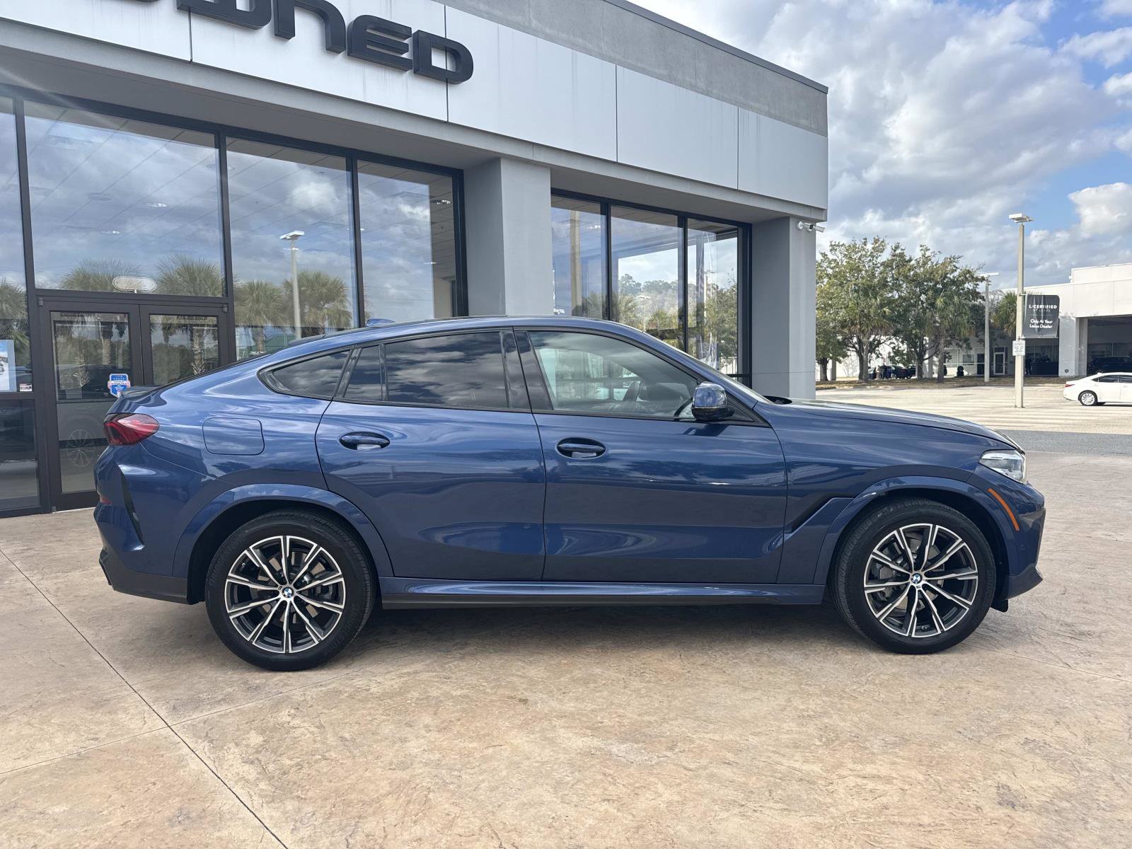 Used 2023 BMW X6 xDrive40i w/ M Sport Package image 2