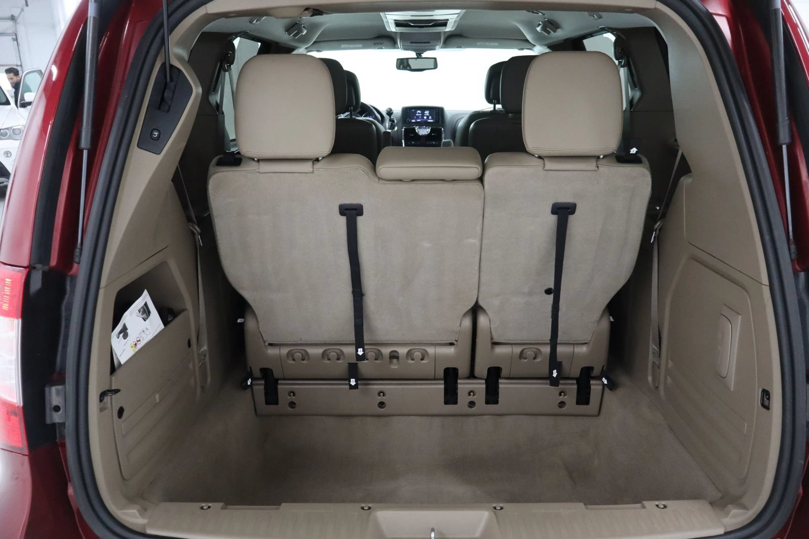 Used 2014 Chrysler Town & Country Touring-L w/ Driver Convenience Group FWD image 7