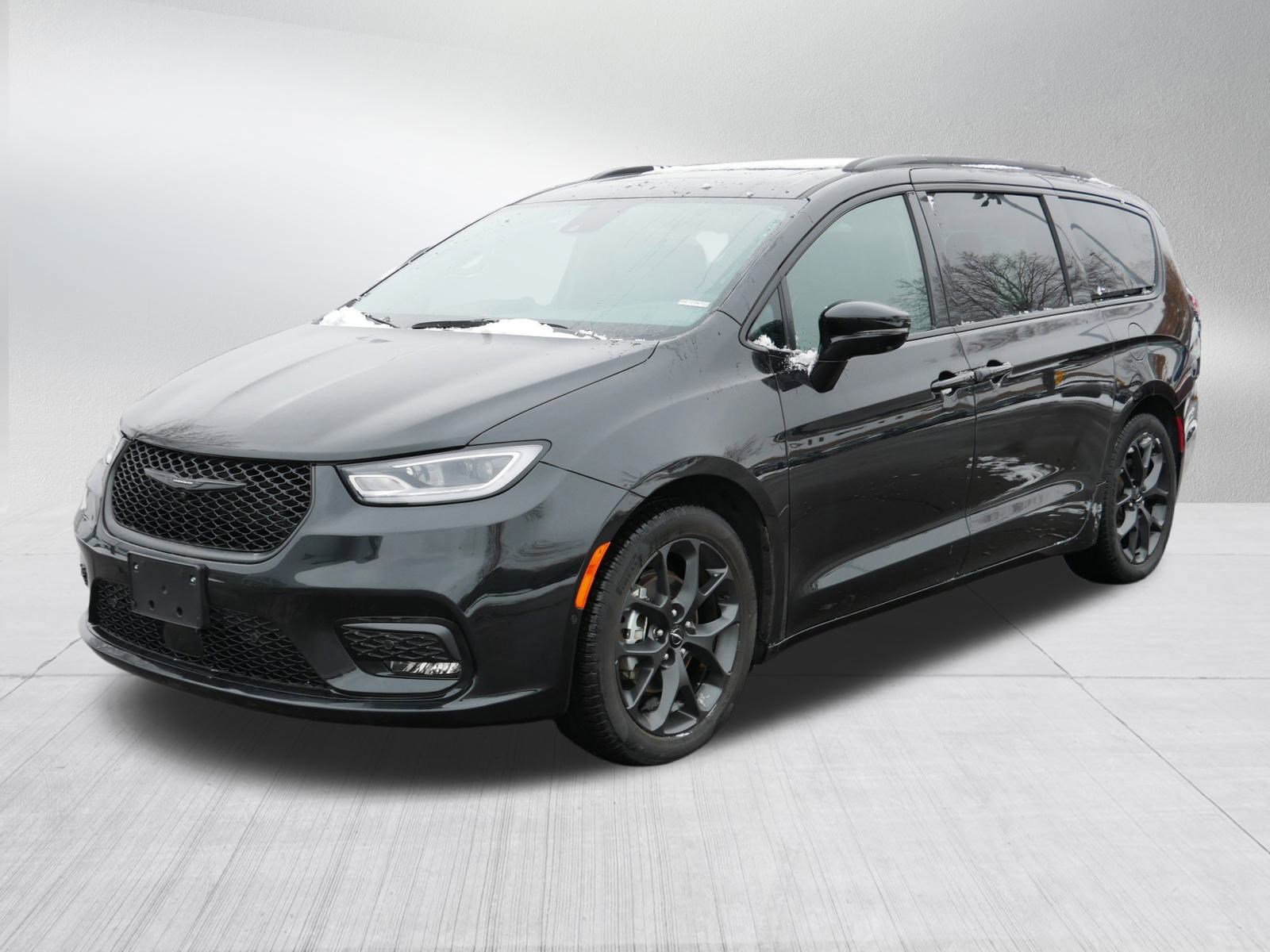 Used 2024 Chrysler Pacifica Limited w/ S Appearance Package image 3