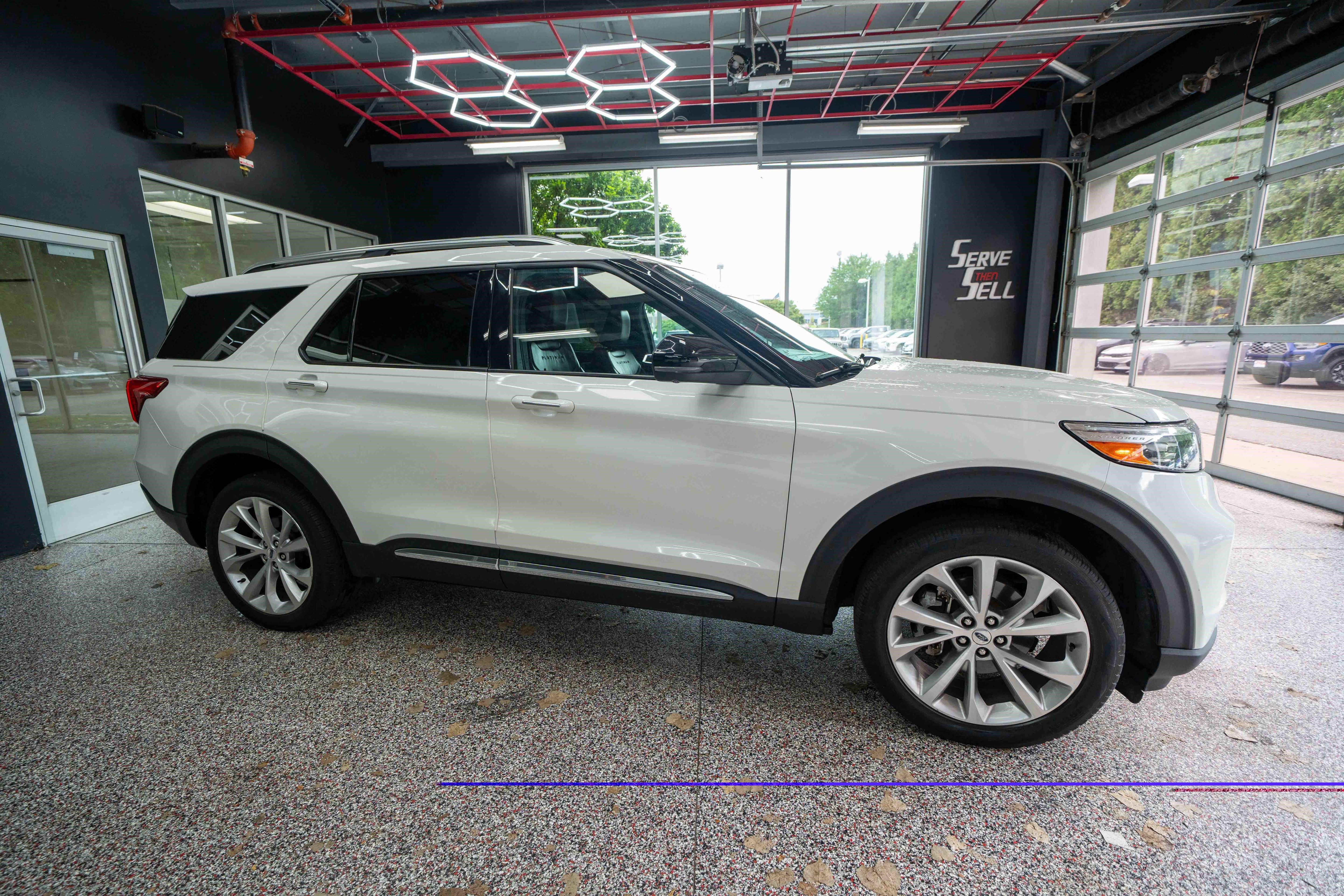 Used 2023 Ford Explorer Platinum w/ Technology Package AWD/4WD image 5