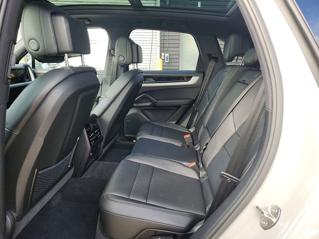 Certified 2025 Porsche Cayenne E-Hybrid image 10