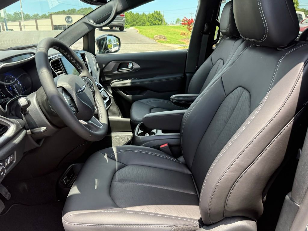 Used 2025 Chrysler Pacifica Select FWD image 15