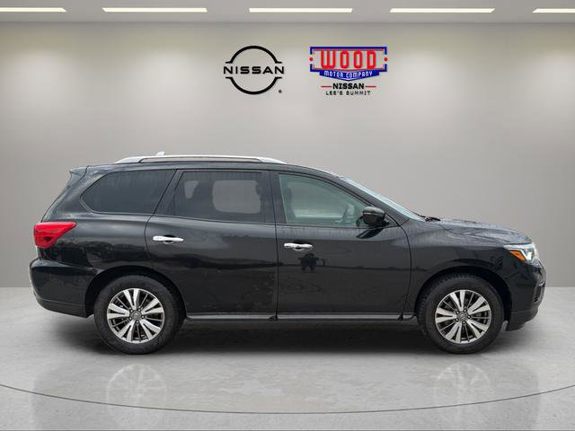 Used 2020 Nissan Pathfinder SV image 2
