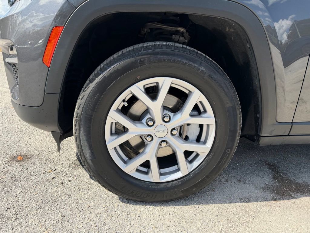 Certified 2022 Jeep Grand Cherokee Limited w/ Trailer Tow Prep Group (B) image 9