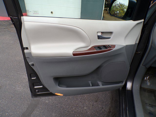 Used 2013 Toyota Sienna XLE FWD image 17
