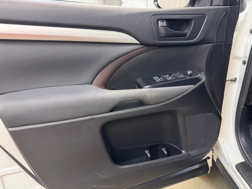 Used 2018 Toyota Highlander LE FWD image 8