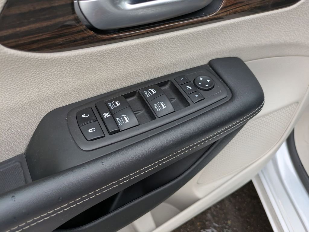 Used 2023 Chrysler Pacifica Limited image 11