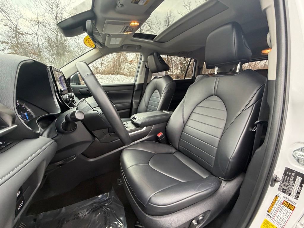 Used 2023 Toyota Highlander XLE image 17