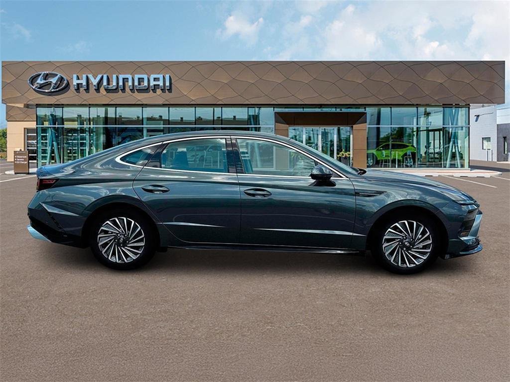 New 2025 Hyundai Sonata Limited image 9