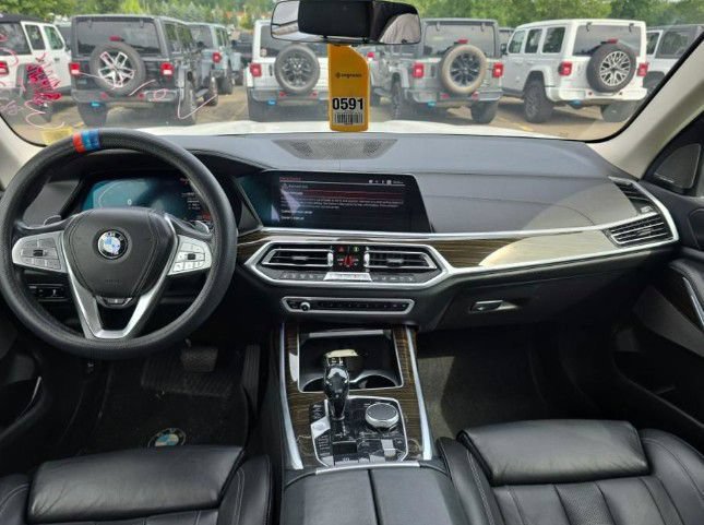 Used 2020 BMW X7 xDrive40i w/ Cold Weather Package AWD/4WD image 2