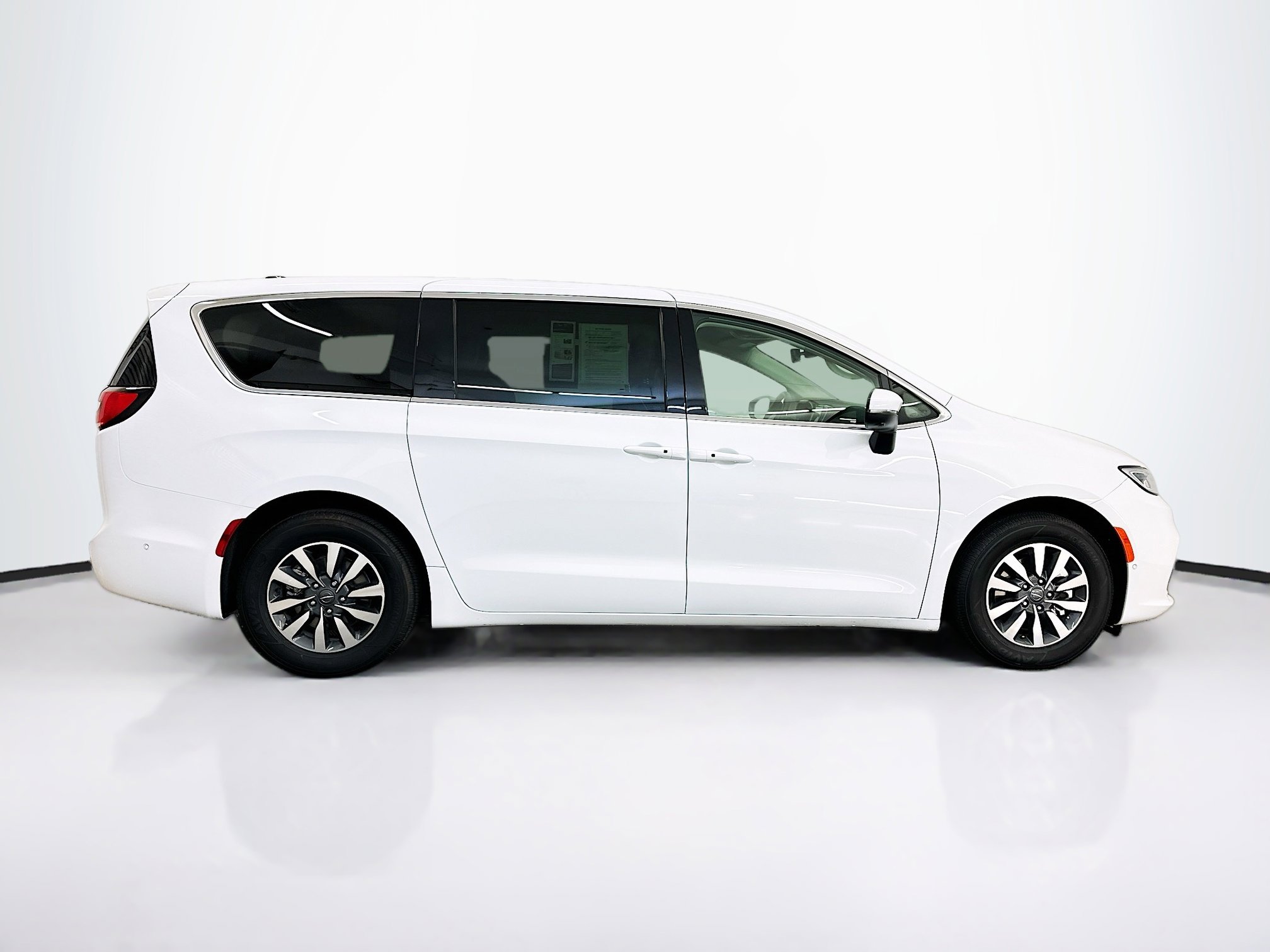 Used 2023 Chrysler Pacifica Touring-L image 10