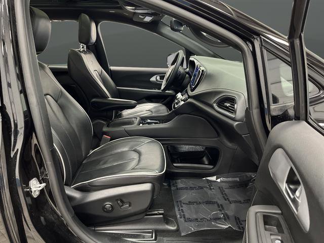Used 2025 Chrysler Pacifica Limited image 29