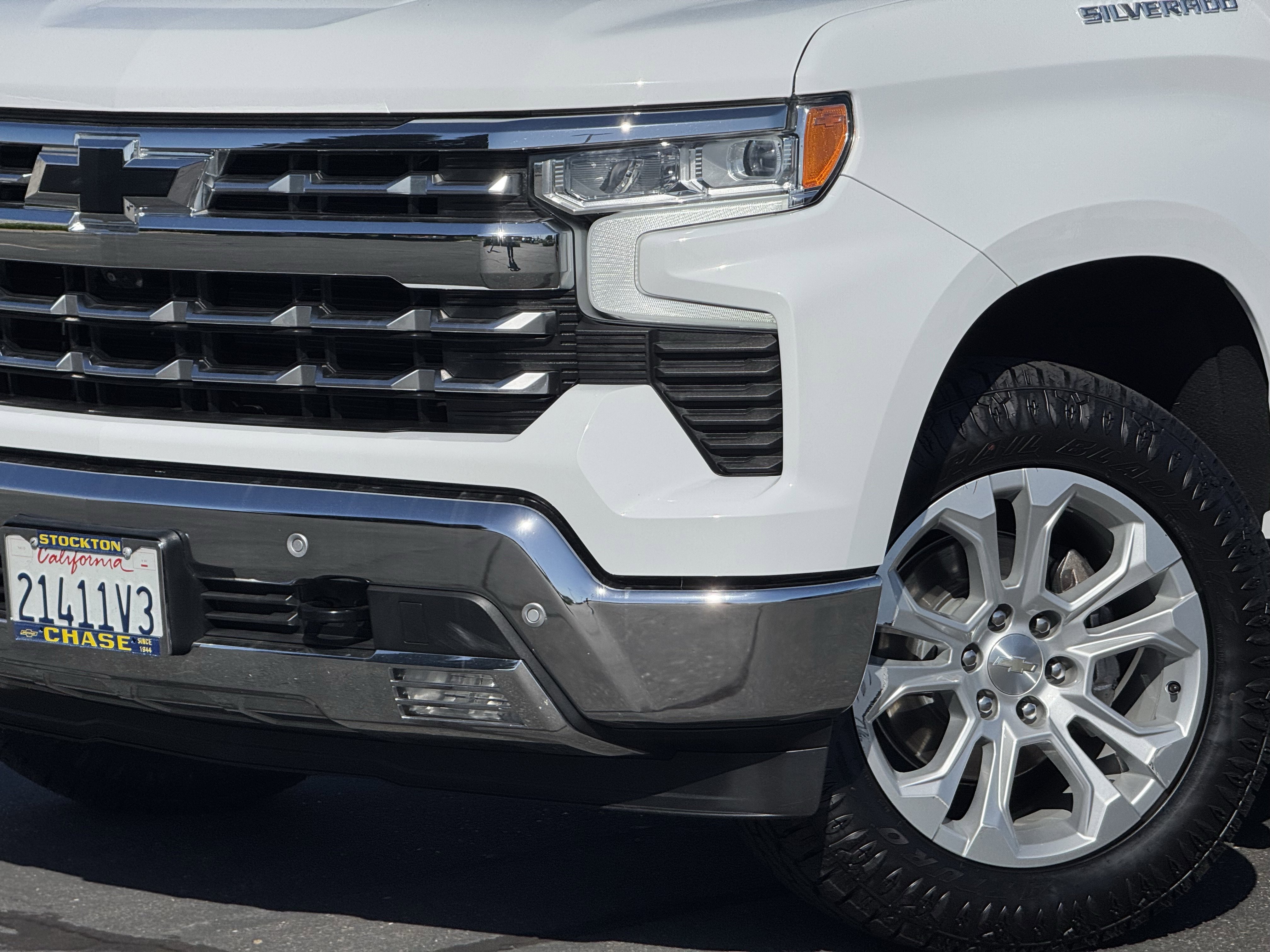 Used 2023 Chevrolet Silverado 1500 LTZ w/ Technology Package AWD/4WD image 3