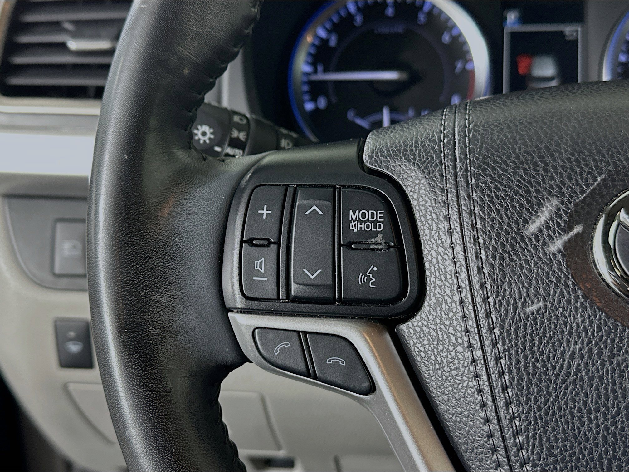 Used 2019 Toyota Highlander XLE FWD image 16