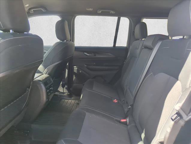 Used 2024 Jeep Grand Cherokee Laredo image 12