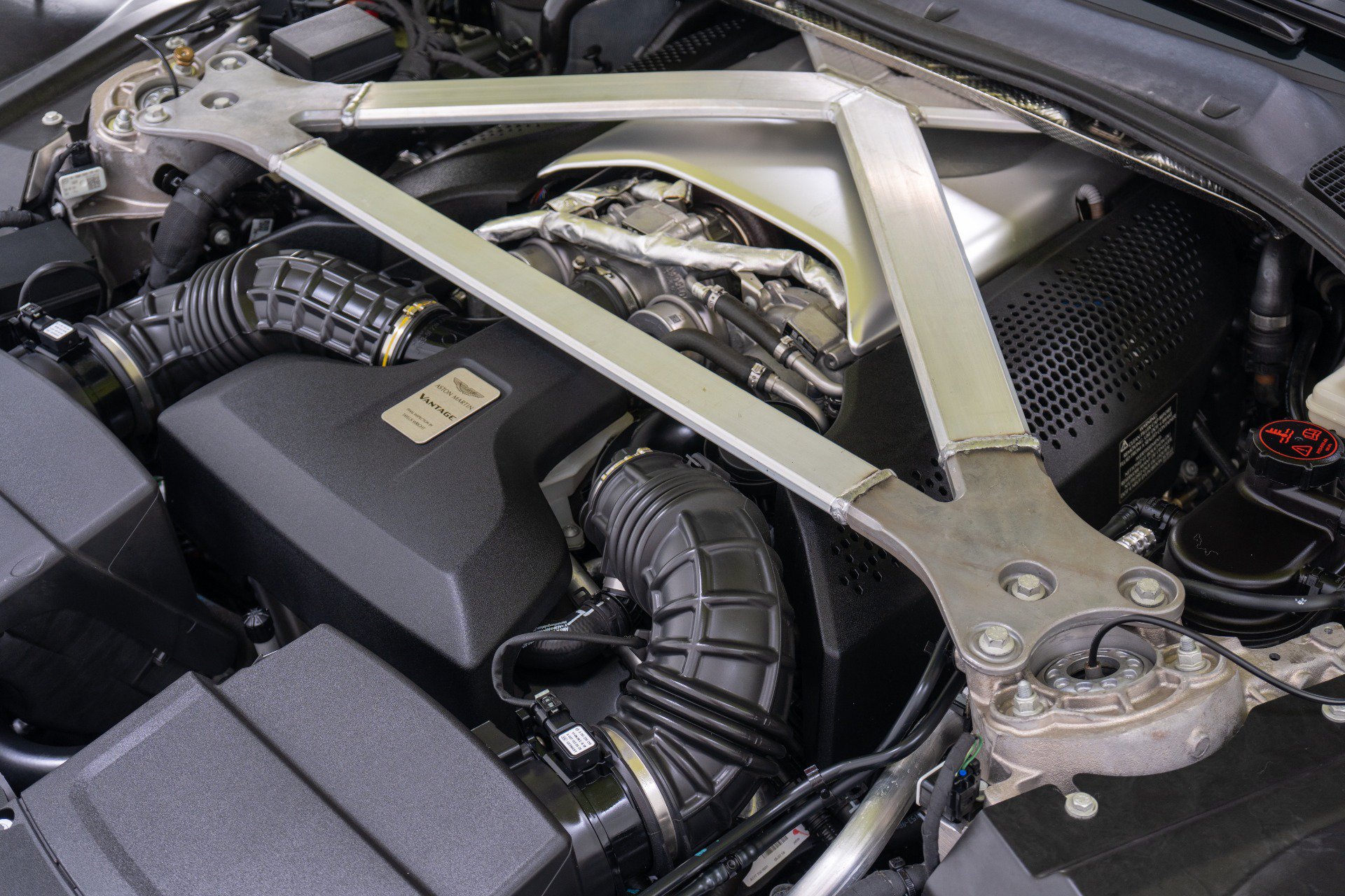 Used 2019 Aston Martin V8 Vantage Coupe RWD image 37