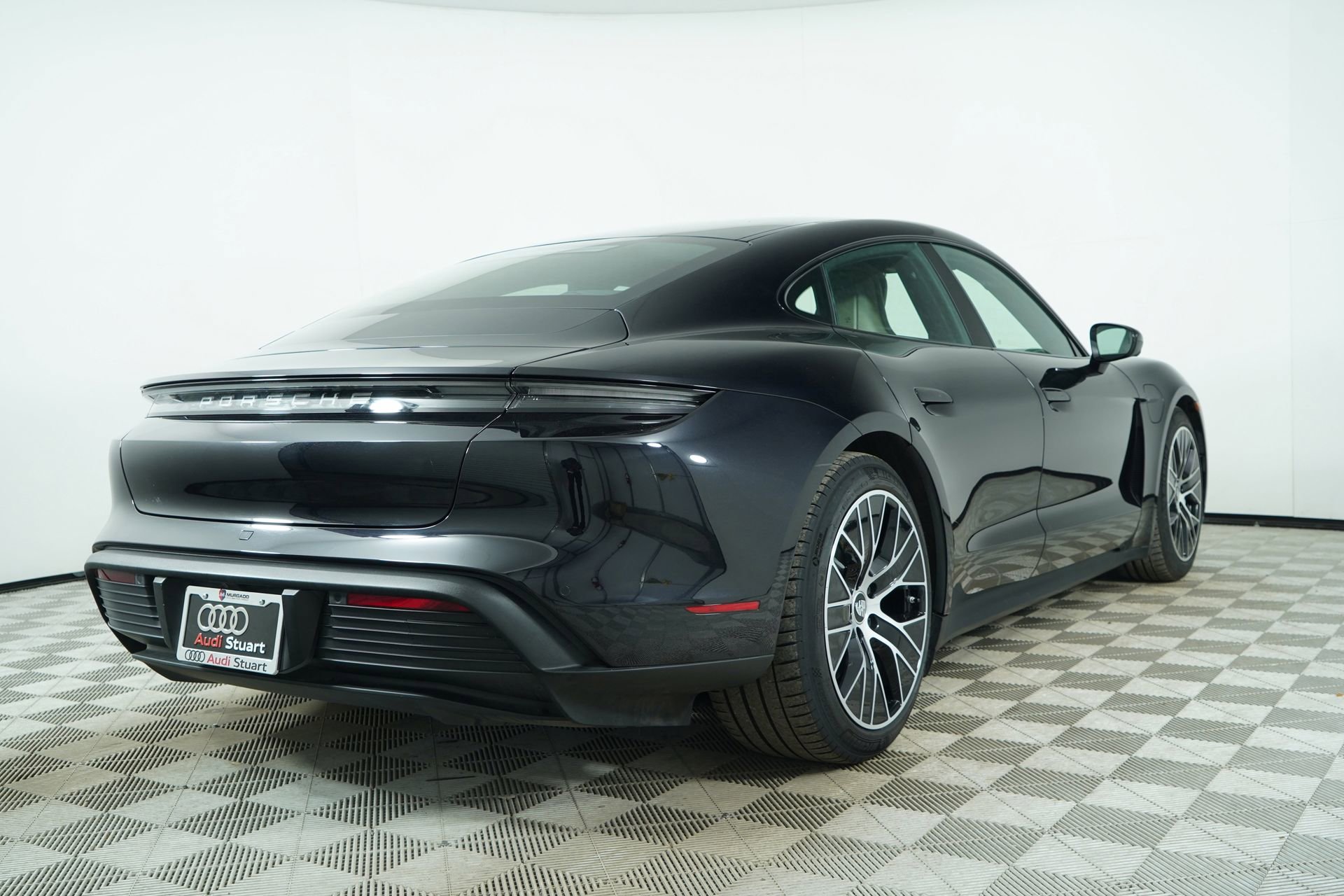 Used 2022 Porsche Taycan image 9