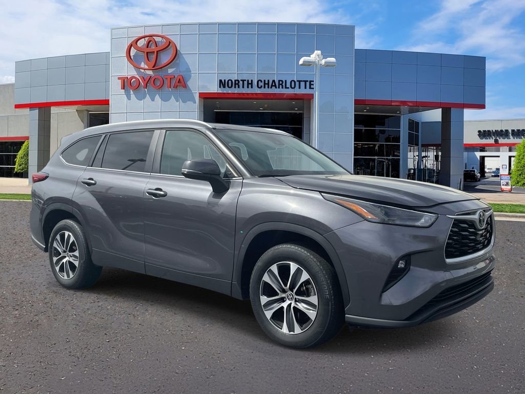 Used 2023 Toyota Highlander XLE image 1