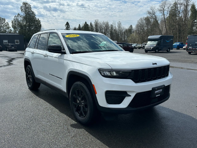 Used 2025 Jeep Grand Cherokee Altitude AWD/4WD image 7