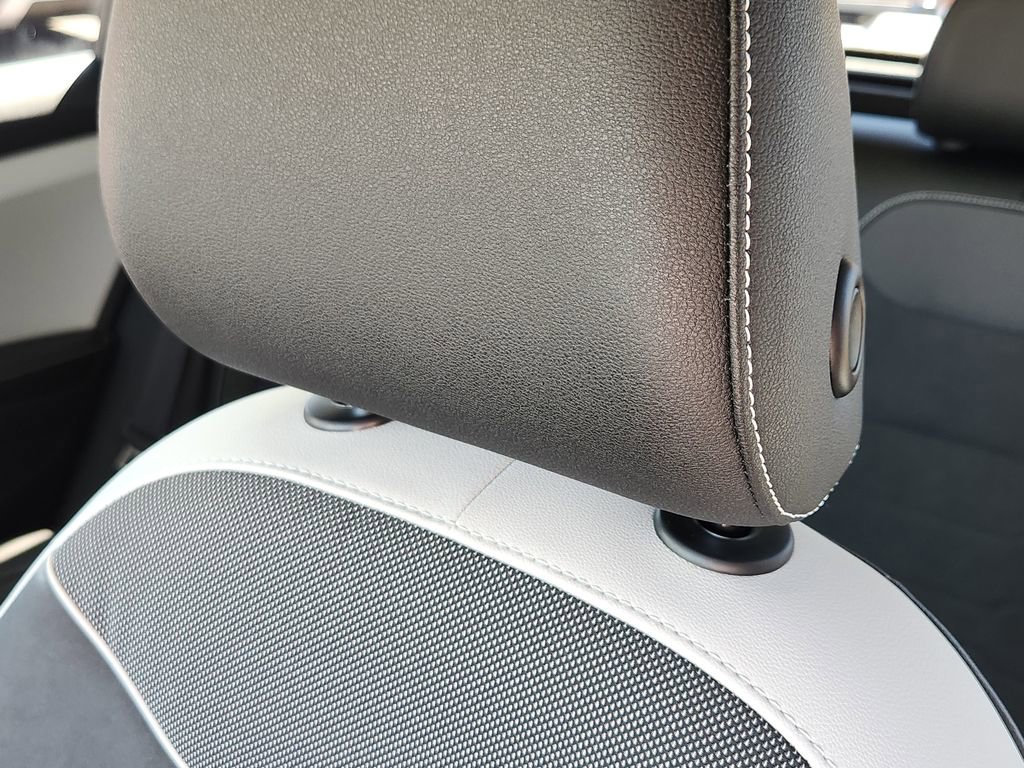 Used 2025 Volkswagen Taos SE image 6