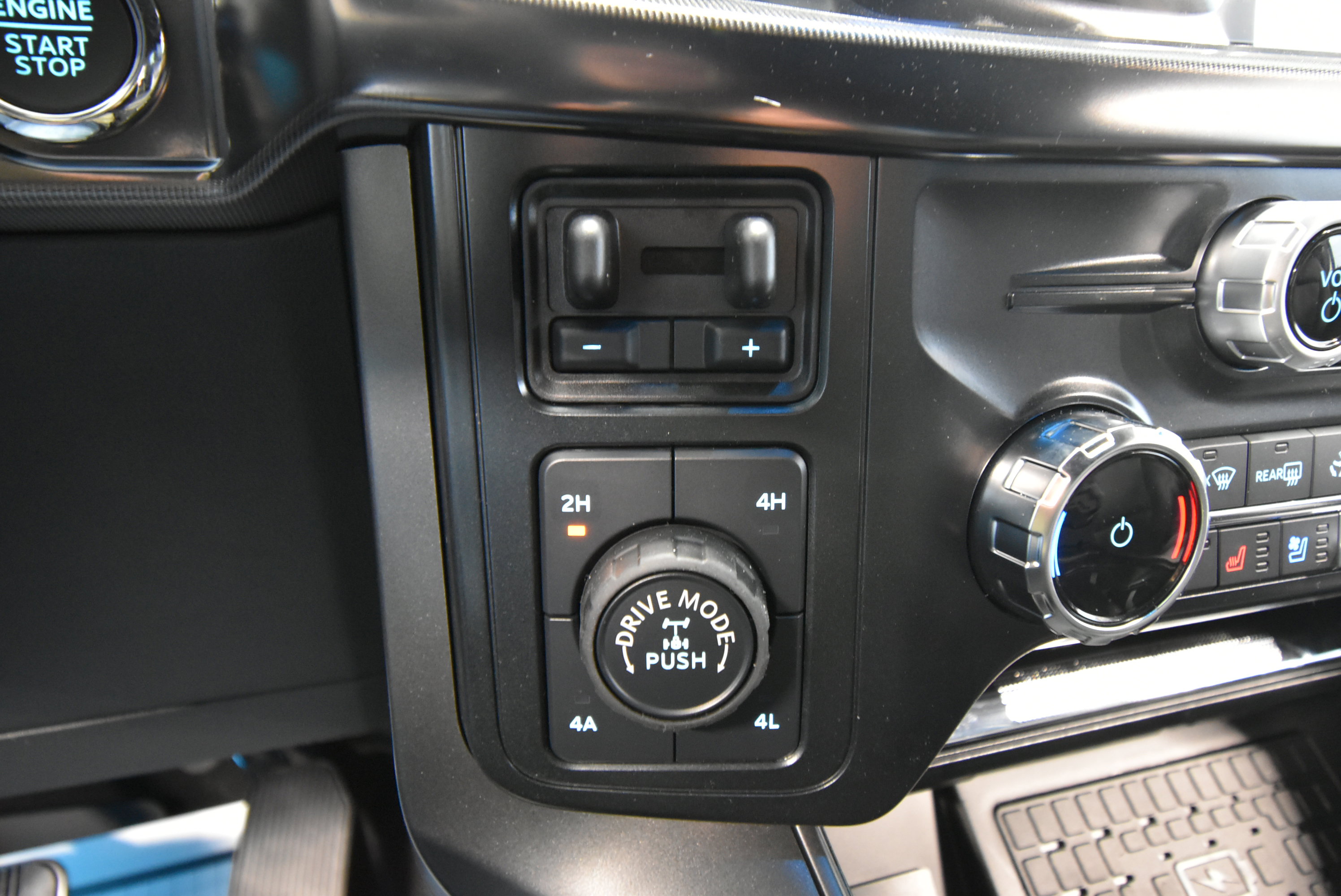 New 2025 Ford F150 Lariat w/ Equipment Group 502A High image 14