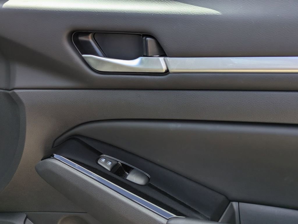 Used 2025 Nissan Altima 2.5 SR image 33