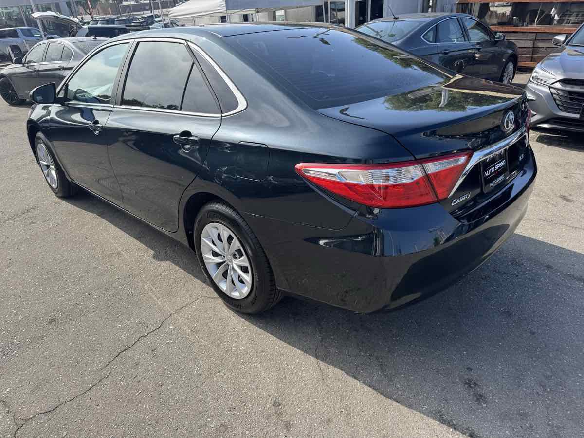 Used 2016 Toyota Camry SE image 4