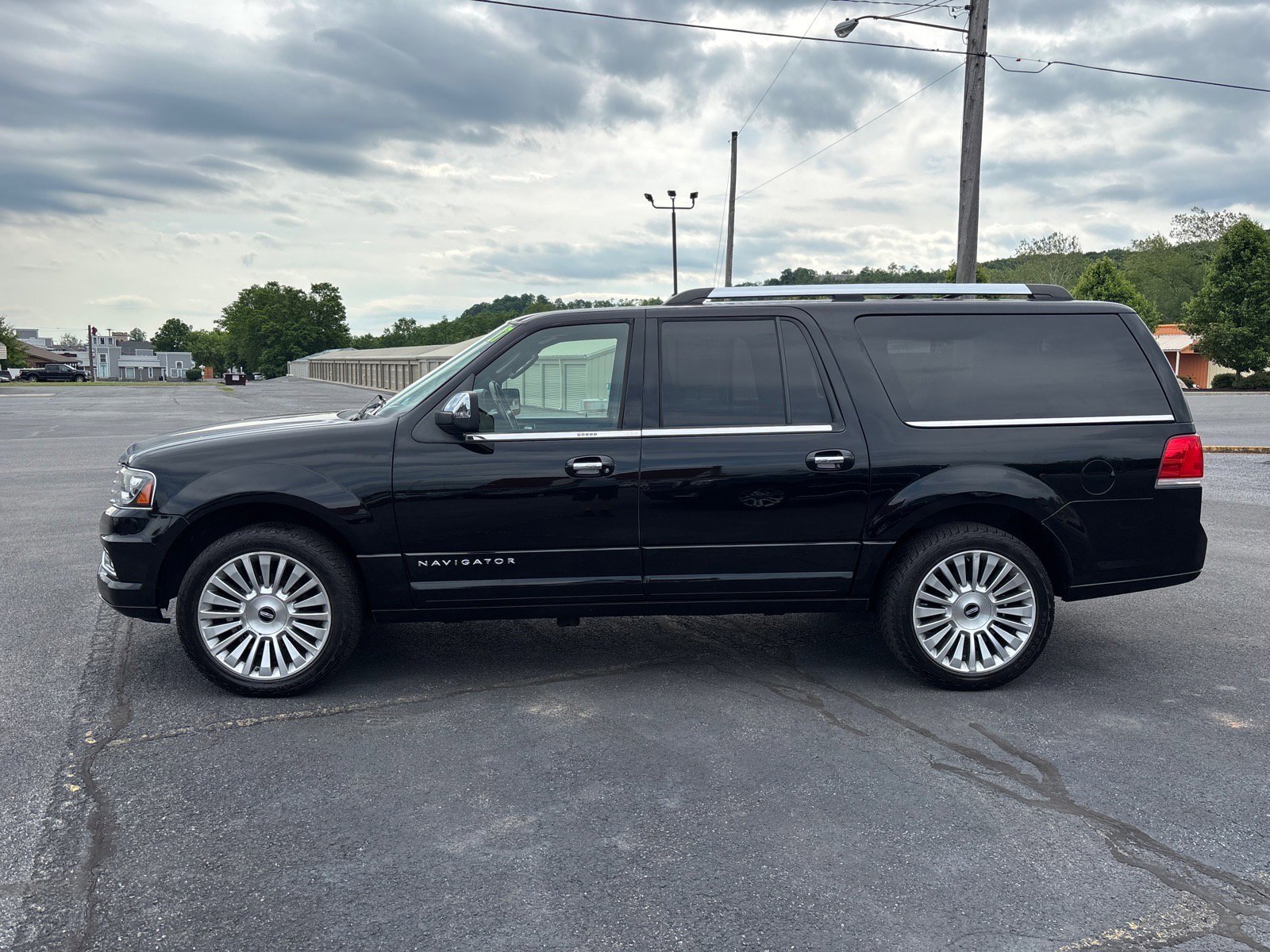 Used 2017 Lincoln Navigator L Reserve AWD/4WD image 4