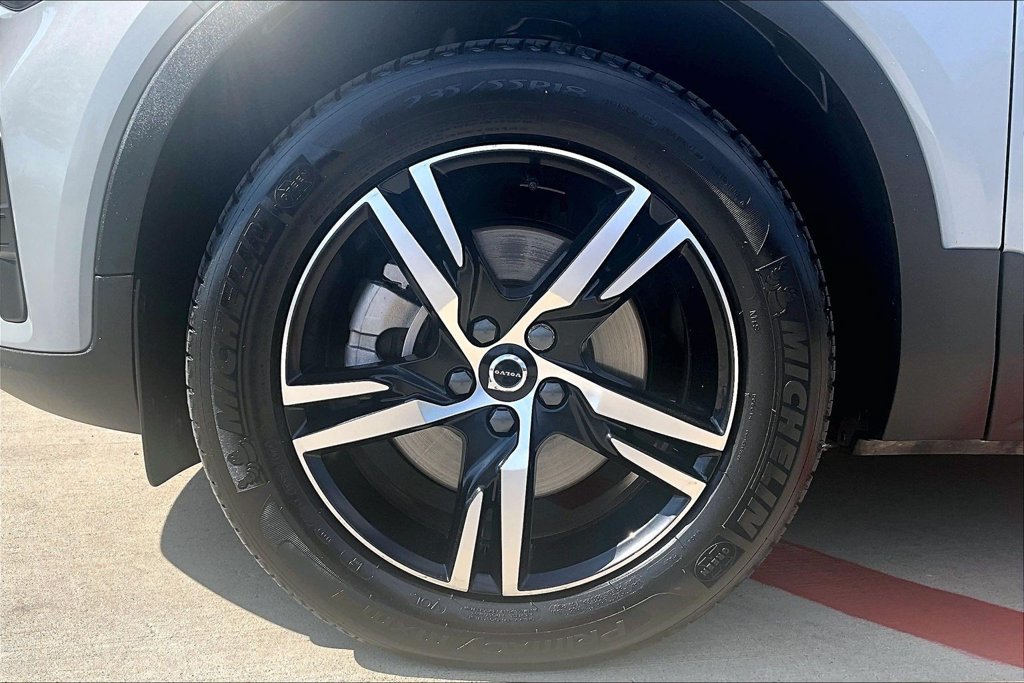 Certified 2025 Volvo XC40 B5 Core AWD/4WD image 11