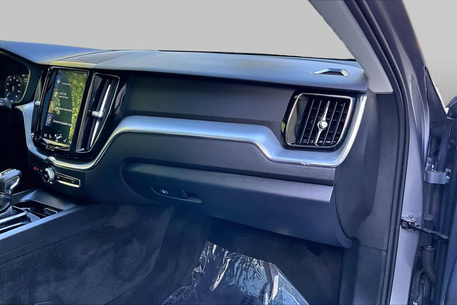 Used 2019 Volvo XC60 T5 Momentum w/ Multimedia Package AWD/4WD image 17