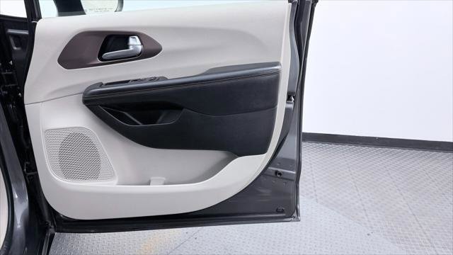 Used 2017 Chrysler Pacifica Touring image 21