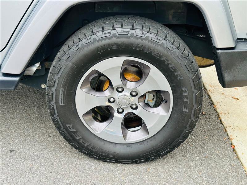 Used 2018 Jeep Wrangler Unlimited Sahara w/ Connectivity Group image 13