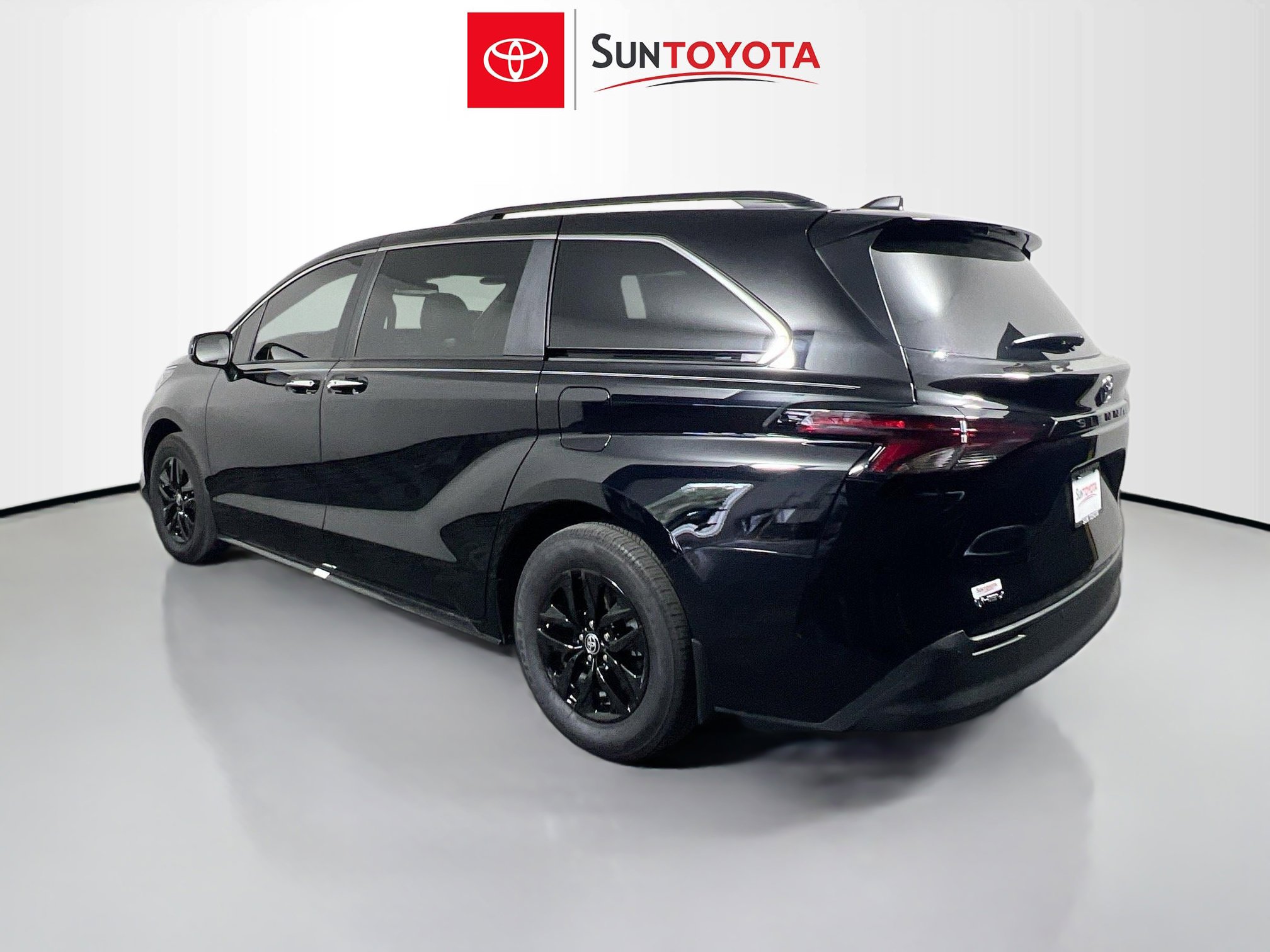 Used 2025 Toyota Sienna XLE FWD image 6