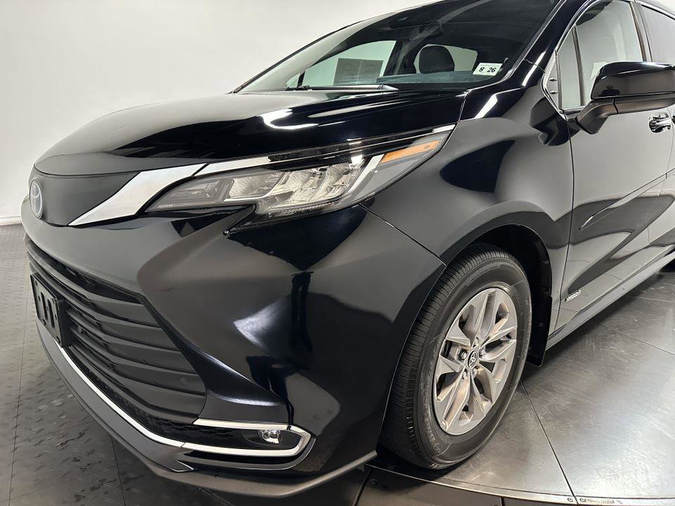 Certified 2021 Toyota Sienna XLE image 7