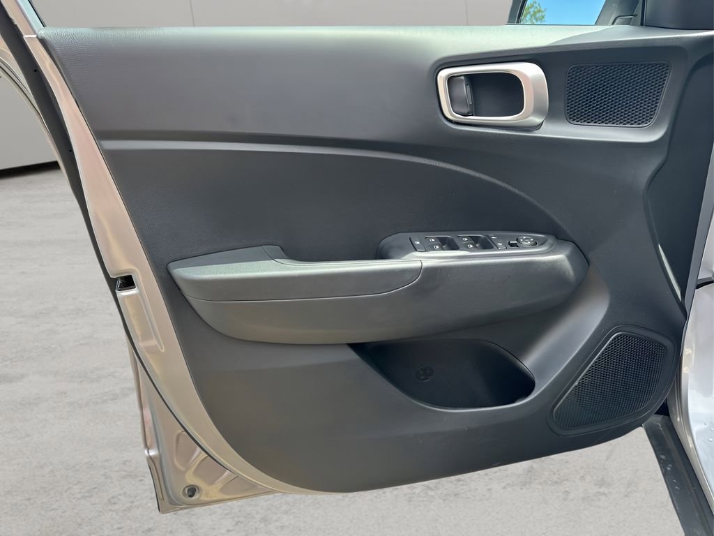 Used 2025 Hyundai Venue SEL image 20