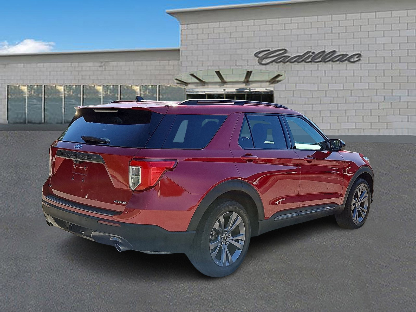 Used 2022 Ford Explorer XLT w/ Equipment Group 202A image 4