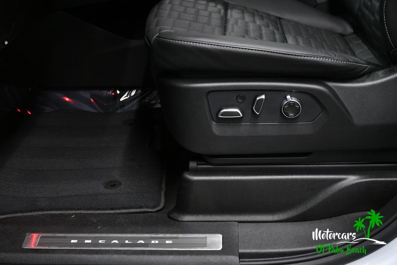Used 2026 Cadillac Escalade V w/ LPO, ONYX Package image 30