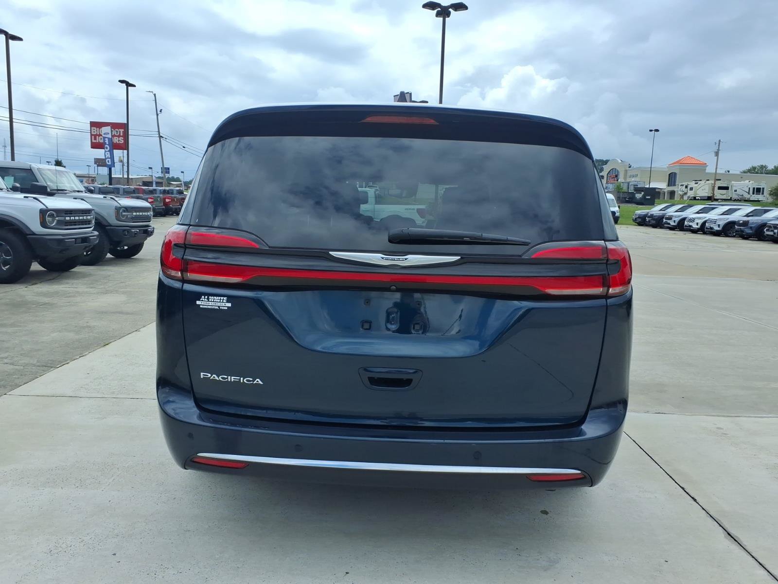 Used 2023 Chrysler Pacifica Touring-L FWD image 4