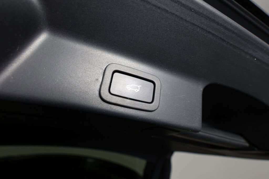 Used 2017 Jaguar F-PACE Premium image 20