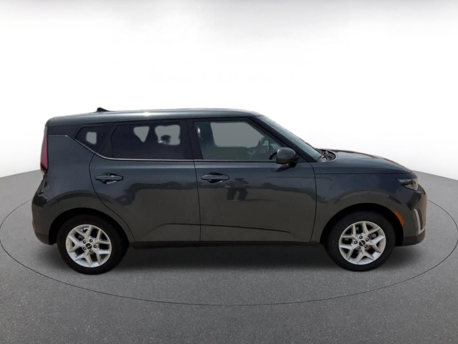 Used 2025 Kia Soul LX w/ LX Technology Package FWD image 16