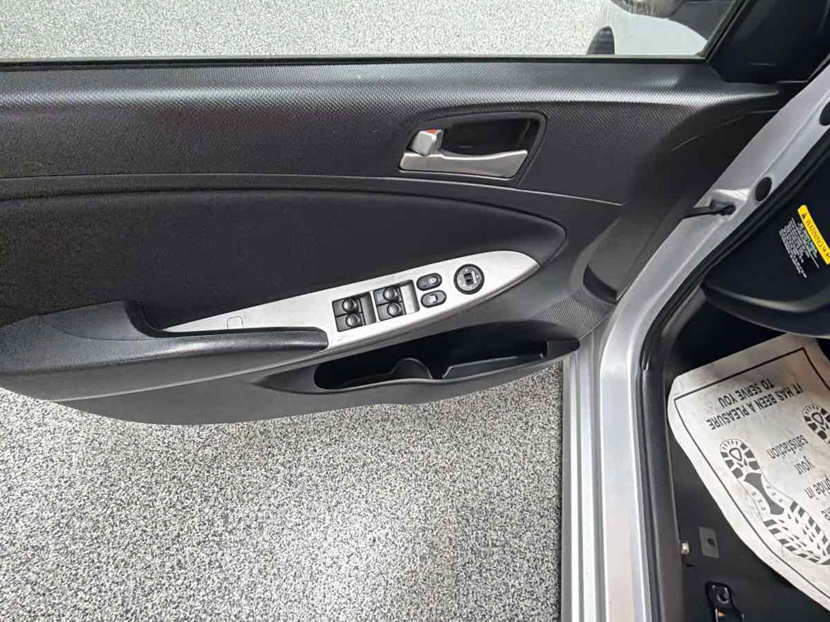 Used 2016 Hyundai Accent SE FWD image 13